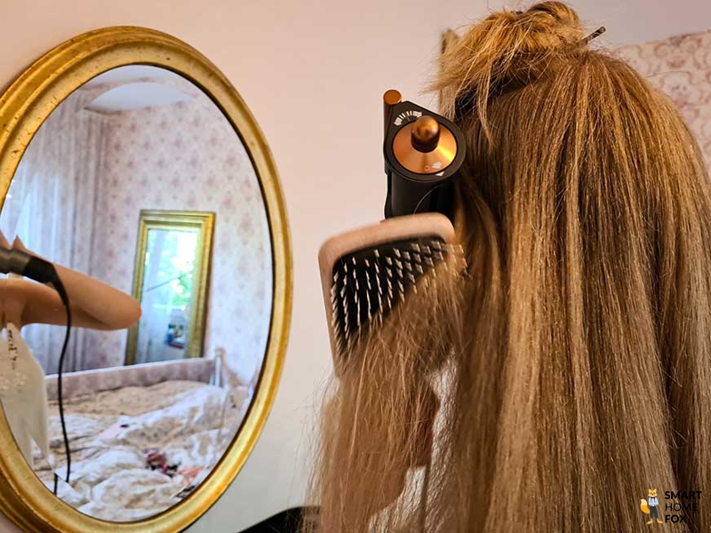 Man sieht, wie die Haare mit dem Dyson Airwrap Trocknungsaufsatz getrocknet werden.